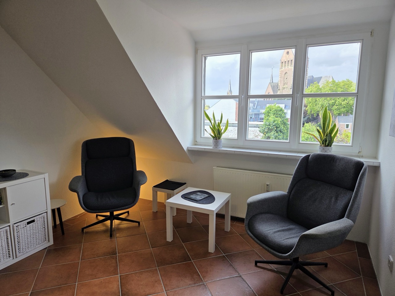 Zweiter heller Therapieraum mit Blick über Kevelaer